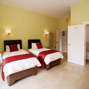 Diseño de habitación de invitados contemporánea, grande, con suelo de mármol, suelo beige y paredes beige