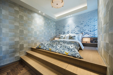 シンガポールにある中くらいなアジアンスタイルのおしゃれな客用寝室 (青い壁、濃色無垢フローリング) のレイアウト