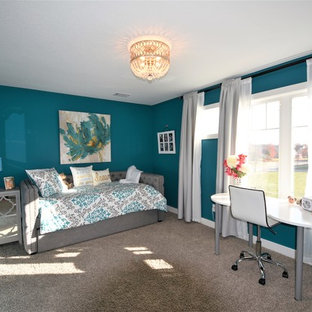 Imagen de dormitorio de estilo americano, de tamaño medio, sin chimenea, con paredes azules y moqueta