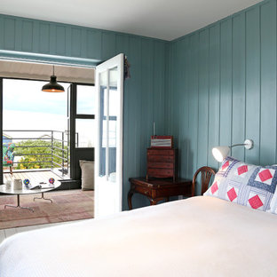 Imagen de dormitorio marinero con paredes azules y suelo de madera pintada