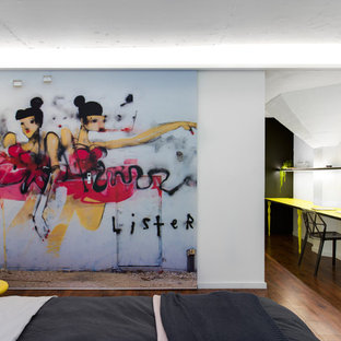 Modelo de dormitorio contemporáneo, pequeño, con paredes blancas, suelo de linóleo y suelo marrón