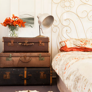 Großes Shabby-Style Schlafzimmer mit weißer Wandfarbe und gebeiztem Holzboden in Perth