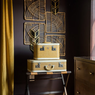 Modelo de dormitorio principal, tradicional renovado, de tamaño medio, con paredes púrpuras, moqueta y suelo beige