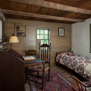 Kleines Landhausstil Schlafzimmer ohne Kamin mit Backsteinboden und grauer Wandfarbe in Boston