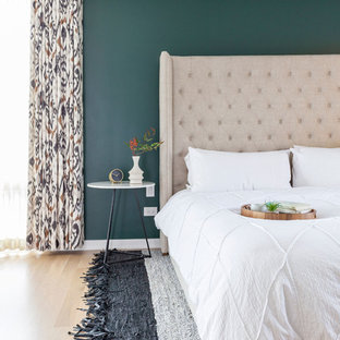Diseño de dormitorio principal, vintage, con paredes verdes