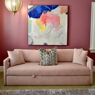 Foto di una camera da letto stile loft moderna di medie dimensioni con pareti rosa, moquette e pavimento beige