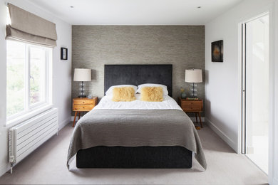 Imagen de dormitorio principal escandinavo grande con paredes blancas, moqueta, suelo gris y papel pintado
