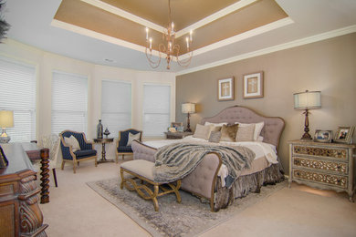Стильный дизайн: хозяйская спальня в стиле неоклассика (современная классика) с бежевыми стенами и ковровым покрытием без камина - последний тренд