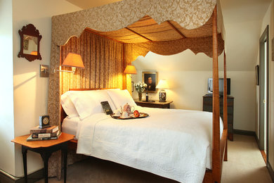 Example of a classic guest bedroom design in Cincinnati