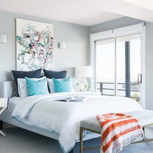 Modelo de dormitorio principal, contemporáneo, grande, con paredes grises, moqueta y suelo gris
