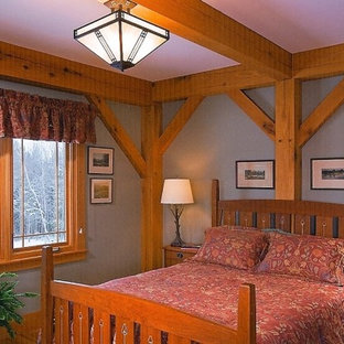 Imagen de habitación de invitados de estilo americano, de tamaño medio, con paredes grises y suelo de madera clara