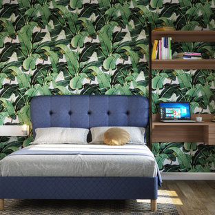 Aménagement d'une petit chambre parentale contemporaine avec un sol en bois clair, un mur vert et un sol marron.