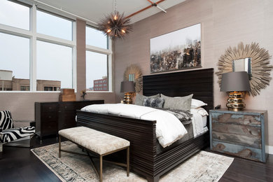 デンバーにある中くらいなコンテンポラリースタイルのおしゃれな主寝室 (ベージュの壁、濃色無垢フローリング) のレイアウト