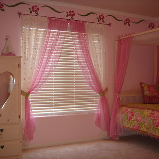 Esempio di una piccola camera da letto tropicale con pareti rosa e moquette