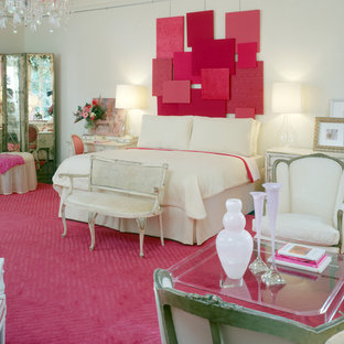 Imagen de habitación de invitados moderna, grande, con paredes blancas y suelo de madera oscura