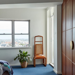 Ejemplo de dormitorio principal, vintage, de tamaño medio, con paredes blancas, moqueta y suelo azul