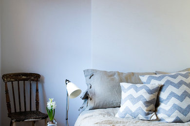 他の地域にあるトラディショナルスタイルのおしゃれな寝室 (白い壁、濃色無垢フローリング) のインテリア