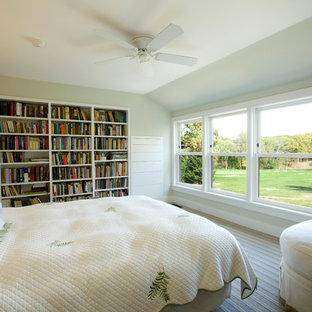 Imagen de dormitorio principal, rústico, de tamaño medio, con paredes beige, moqueta y suelo multicolor