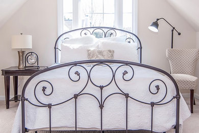 ローリーにある中くらいなトランジショナルスタイルのおしゃれな客用寝室 (ベージュの壁、カーペット敷き、ベージュの床) のインテリア