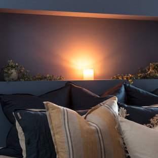 Diseño de habitación de invitados moderna, de tamaño medio, con paredes beige, suelo vinílico y suelo beige