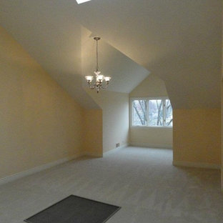 Modelo de dormitorio principal, tradicional, grande, sin chimenea, con paredes amarillas y moqueta
