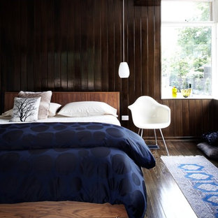 Diseño de dormitorio vintage, de tamaño medio, con suelo de madera oscura y paredes marrones