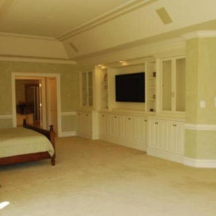 Foto de dormitorio principal, clásico, grande, con moqueta y paredes amarillas