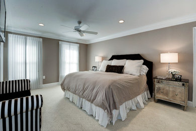 ワシントンD.C.にある中くらいなトラディショナルスタイルのおしゃれな主寝室 (ベージュの壁、カーペット敷き、暖炉なし、ベージュの床) のレイアウト