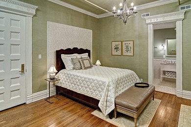 ミネアポリスにある中くらいなトラディショナルスタイルのおしゃれな寝室 (緑の壁、無垢フローリング、標準型暖炉、石材の暖炉まわり) のインテリア