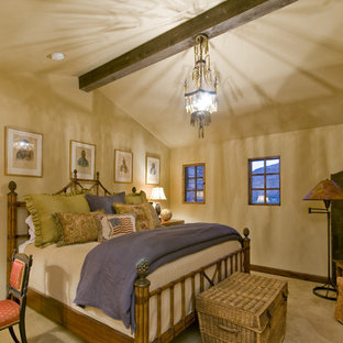 Diseño de dormitorio clásico con paredes beige