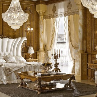 Ejemplo de dormitorio principal, tradicional, grande, con paredes marrones y suelo de mármol