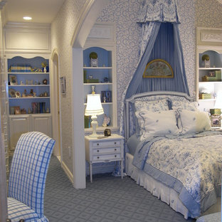Imagen de dormitorio tradicional, grande, con paredes azules, moqueta y suelo azul