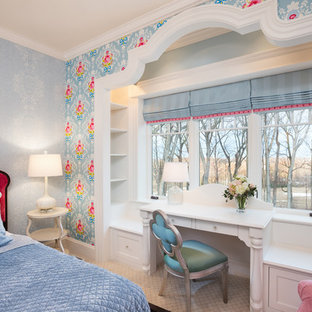 Idee per una camera da letto tradizionale con pareti multicolore e moquette
