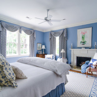Aménagement d'une chambre classique avec un manteau de cheminée en carrelage et une cheminée standard.