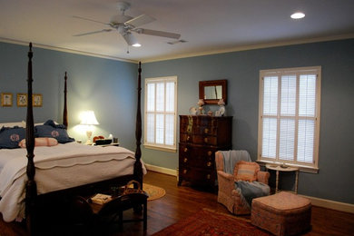 Imagen de dormitorio principal clásico de tamaño medio con paredes azules y suelo de madera en tonos medios