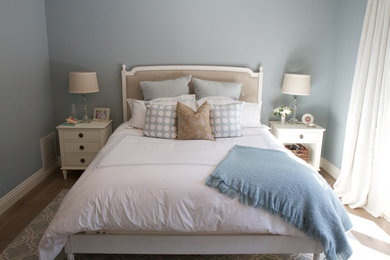 サンディエゴにある中くらいなトラディショナルスタイルのおしゃれな主寝室 (青い壁、淡色無垢フローリング) のレイアウト