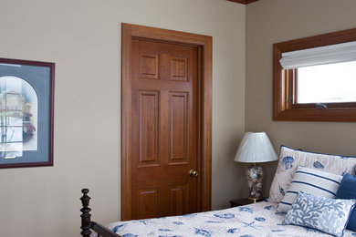 Diseño de dormitorio principal clásico con paredes beige