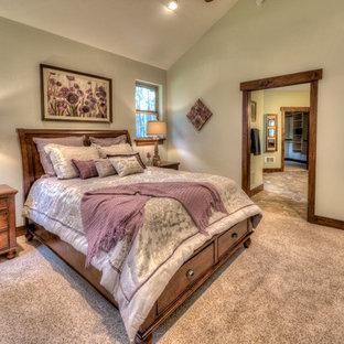 Réalisation d'une grand chambre craftsman avec un mur beige et aucune cheminée.