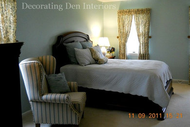他の地域にある広いトラディショナルスタイルのおしゃれな主寝室 (青い壁)