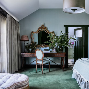 Modelo de dormitorio principal, clásico renovado, grande, con paredes azules, moqueta y suelo verde