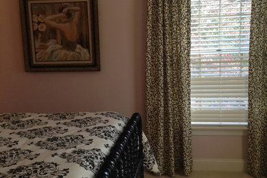 Imagen de habitación de invitados tradicional de tamaño medio sin chimenea con paredes rosas y moqueta