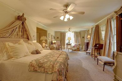 ニューオリンズにある中くらいなトラディショナルスタイルのおしゃれな主寝室 (ベージュの壁、カーペット敷き、暖炉なし、ベージュの床)
