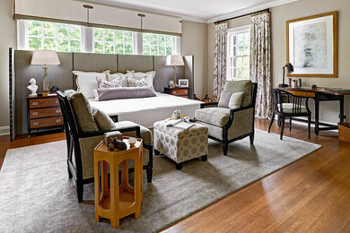 Ejemplo de dormitorio clásico renovado con paredes beige, suelo de madera en tonos medios y con escritorio