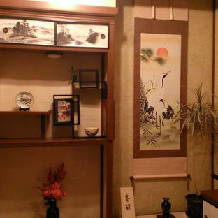 Modelo de habitación de invitados asiática, pequeña, con paredes beige
