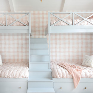Ispirazione per una camera da letto country con pareti rosa, soffitto in perlinato e carta da parati