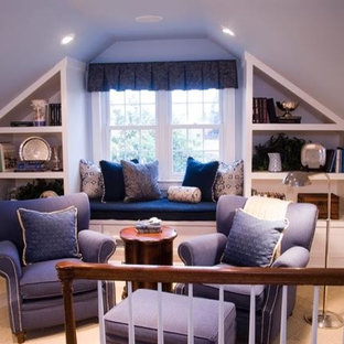 Modelo de dormitorio principal, tradicional, de tamaño medio, sin chimenea, con paredes azules, moqueta y suelo beige