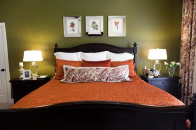 Ejemplo de dormitorio principal tradicional de tamaño medio sin chimenea con paredes verdes, moqueta y suelo beige