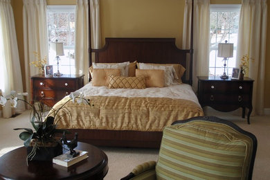 Cette image montre une grande chambre avec moquette traditionnelle avec un mur jaune.