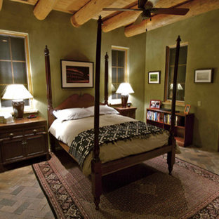 Imagen de habitación de invitados de estilo americano, de tamaño medio, con parades naranjas y suelo de madera en tonos medios
