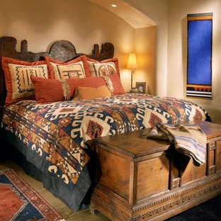 Diseño de dormitorio principal, de estilo americano, de tamaño medio, sin chimenea, con paredes beige y suelo de mármol